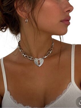 Guess Vintage Y2K Chunky Heart Lock Choker 🖤